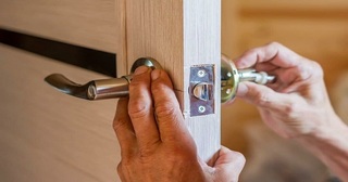 Установка и замена дверной ручки в Губахе от 280 руб. – Мастер24, монтаж фурнитуры, недорого